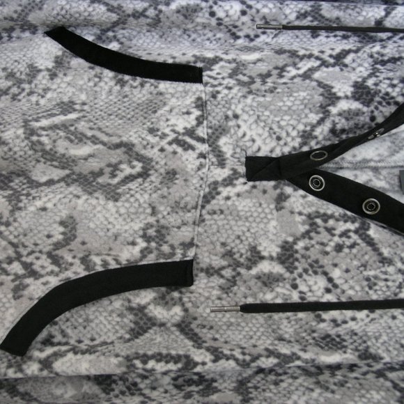 Nordstroms PJs Fleece XL Snake Print Onesie  Like New - Picture 4 of 11